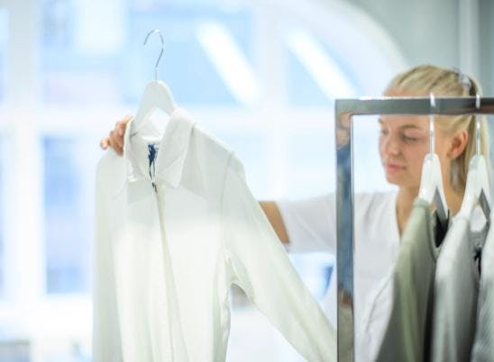 Kvinde ser på en skjorte i tøjbutik